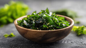 Schale aus Holz mit grĂĽnen Wakame Algen als Ramen-Topping
