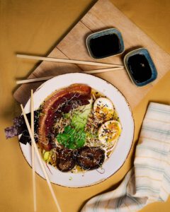 Eine Schüssel Ramen steht fertig angerichtet auf einem Tisch