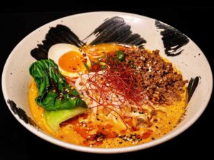 Schüssel Ramen mit Ei und Pak Choi in Stuttgart
